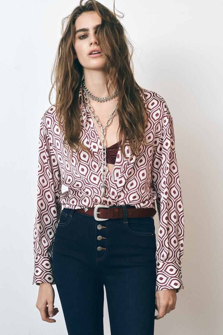 CHEMISE SATINÉE À IMPRIMÉ GÉOMÉTRIQUE