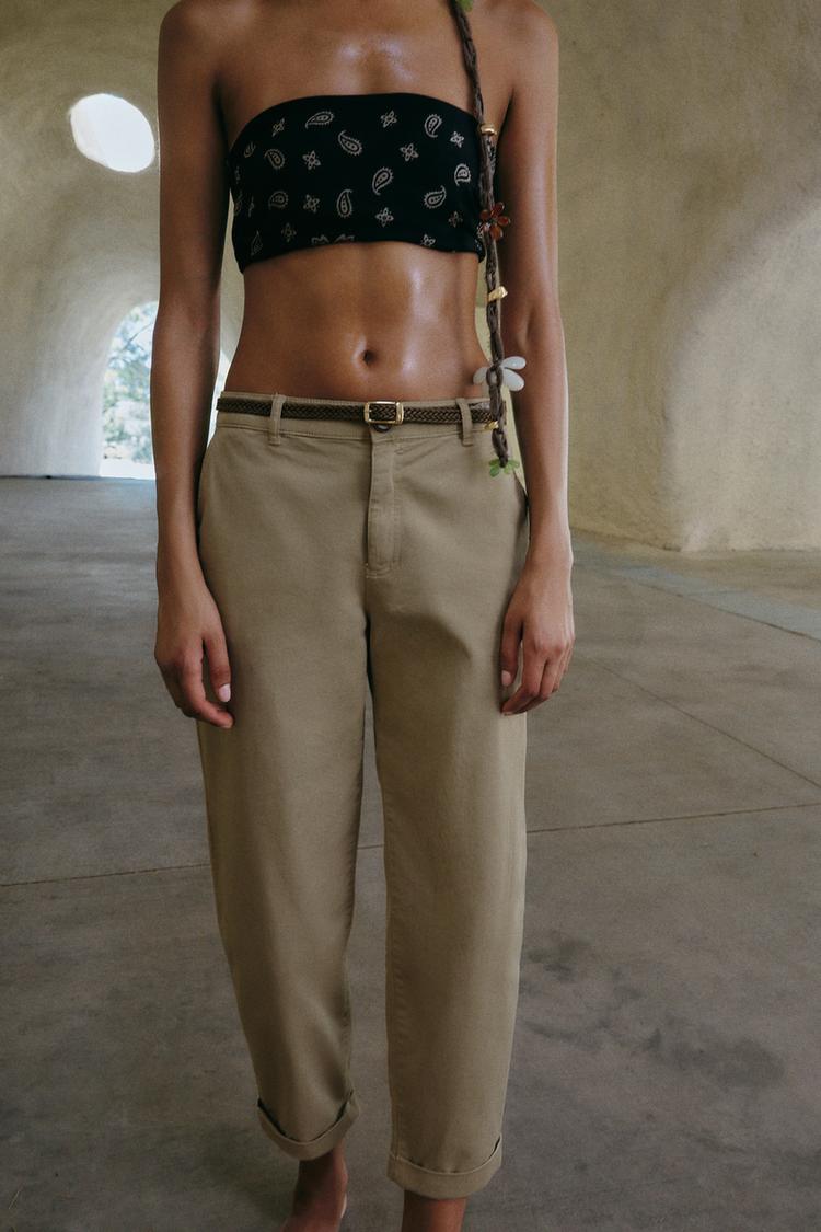 PANTALON CHINO AVEC CEINTURE TRESSÉE