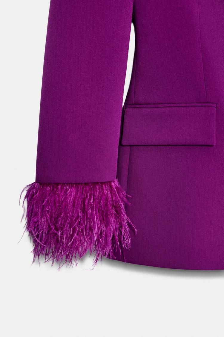 VESTE À ÉPAULETTES ET MANCHETTES EN PLUMES
