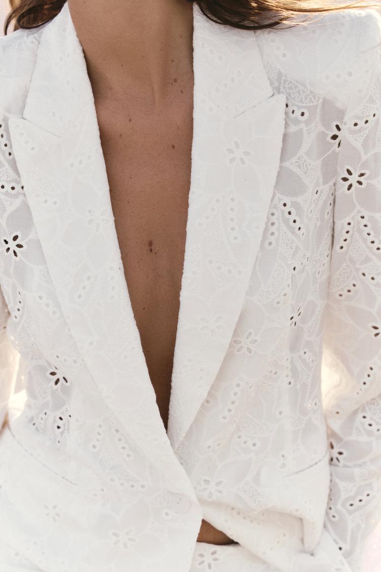 ENSEMBLE BLAZER AVEC BRODERIE AJOURÉE | SHORT À BRODERIES PERFORÉES