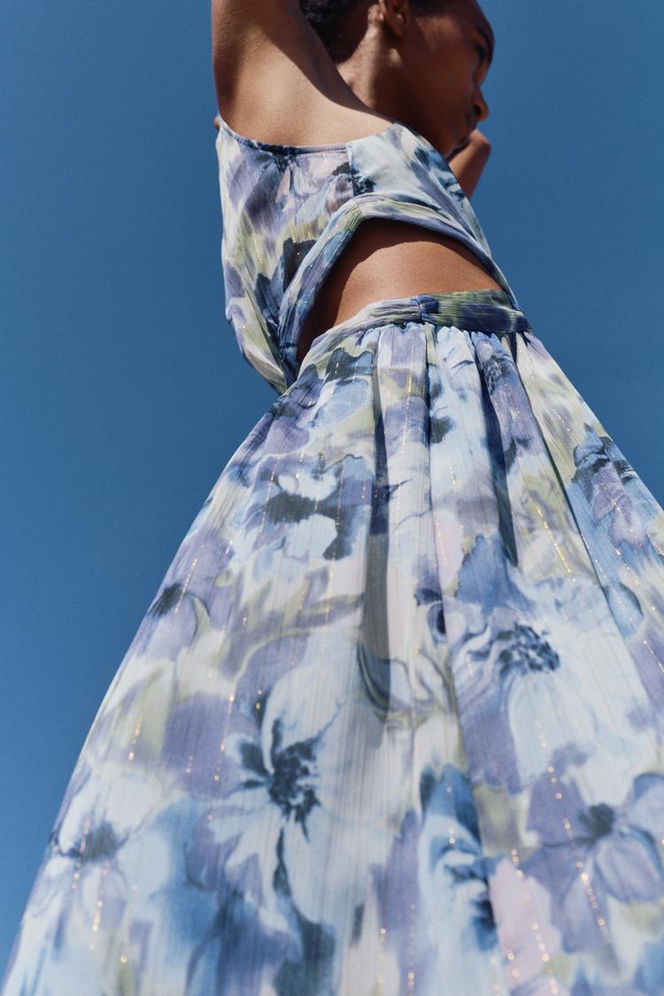 ROBE IMPRIMÉE AVEC FIL MÉTALLISÉ ET OUVERTURES