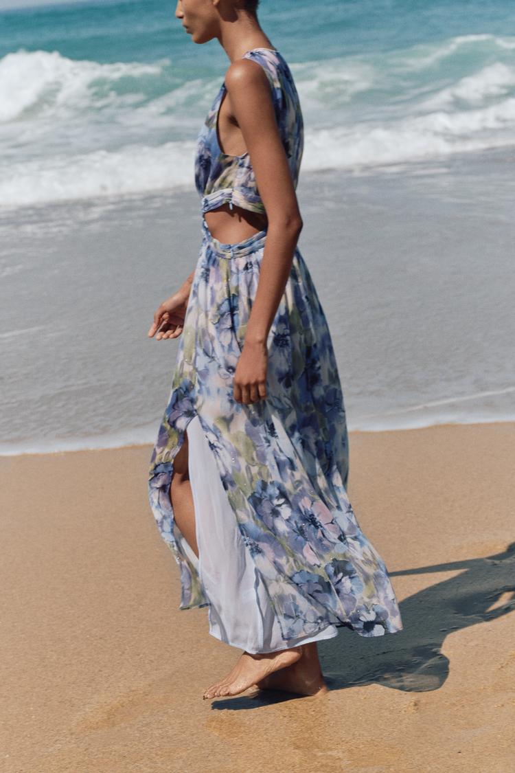 ROBE IMPRIMÉE AVEC FIL MÉTALLISÉ ET OUVERTURES