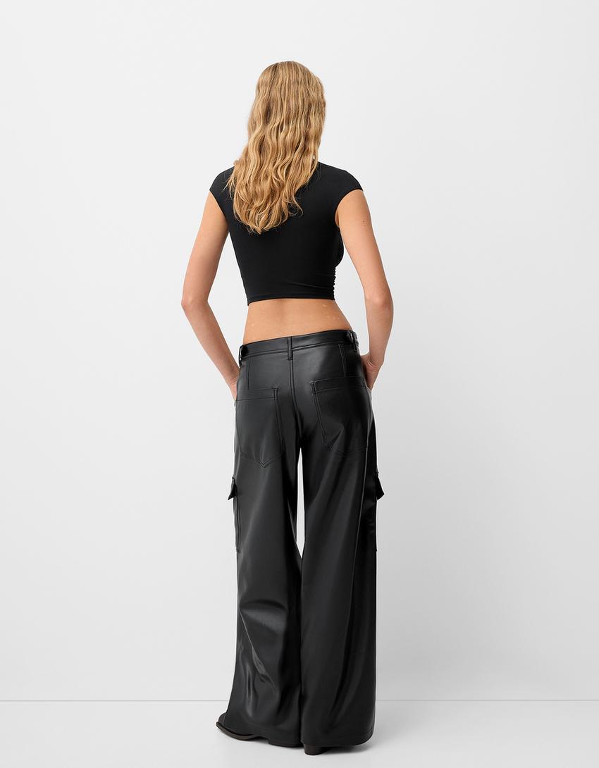 BERSHKA PANTALON CARGO EFFET CUIR