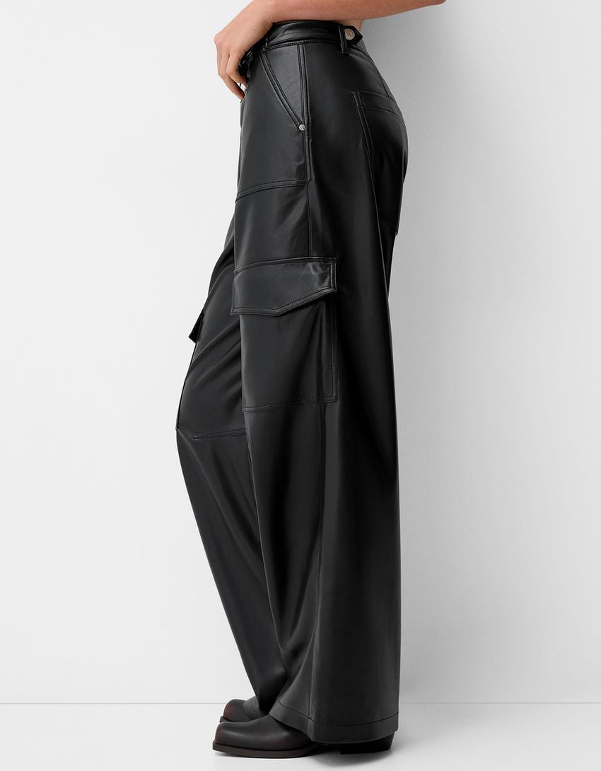 BERSHKA PANTALON CARGO EFFET CUIR