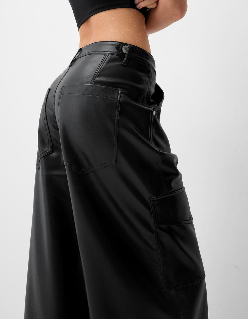 BERSHKA PANTALON CARGO EFFET CUIR