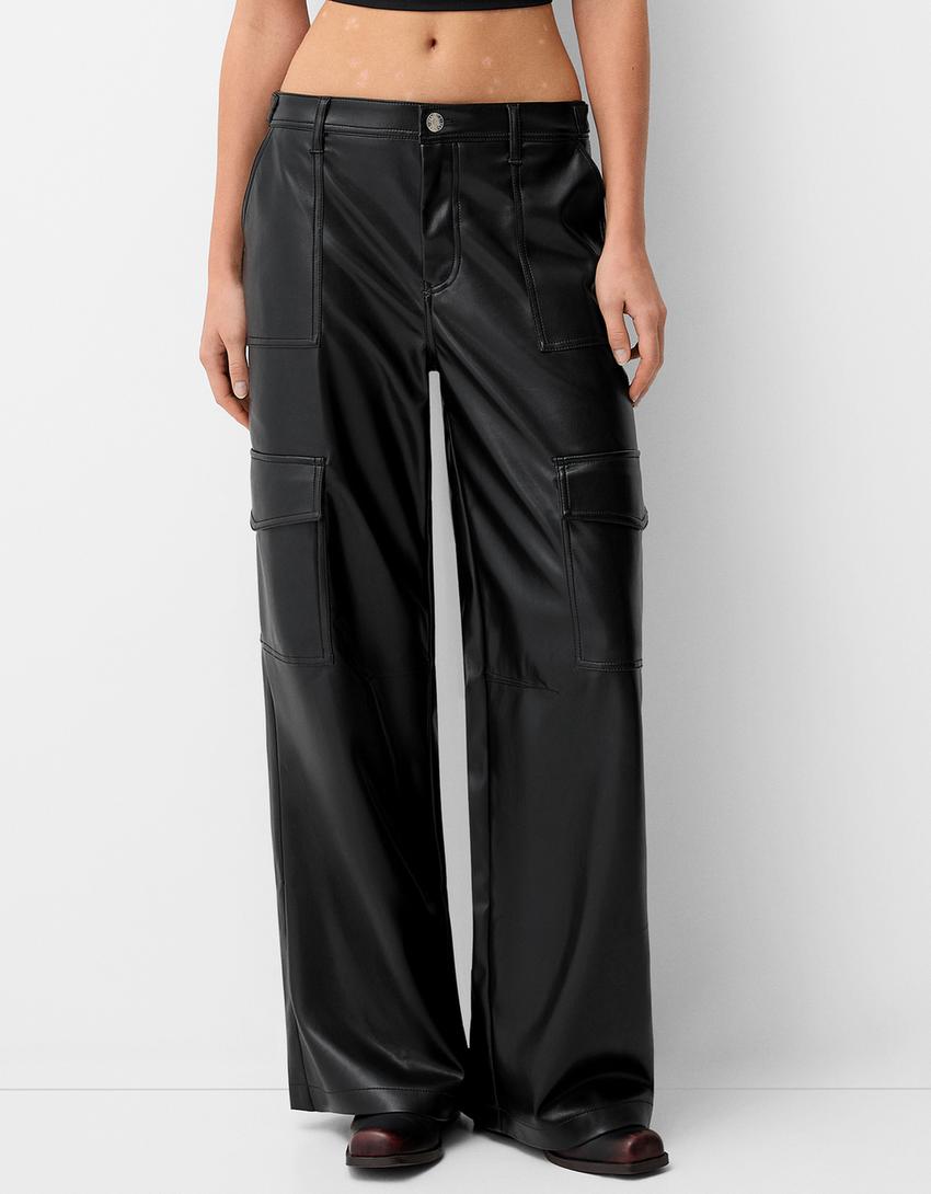 BERSHKA PANTALON CARGO EFFET CUIR