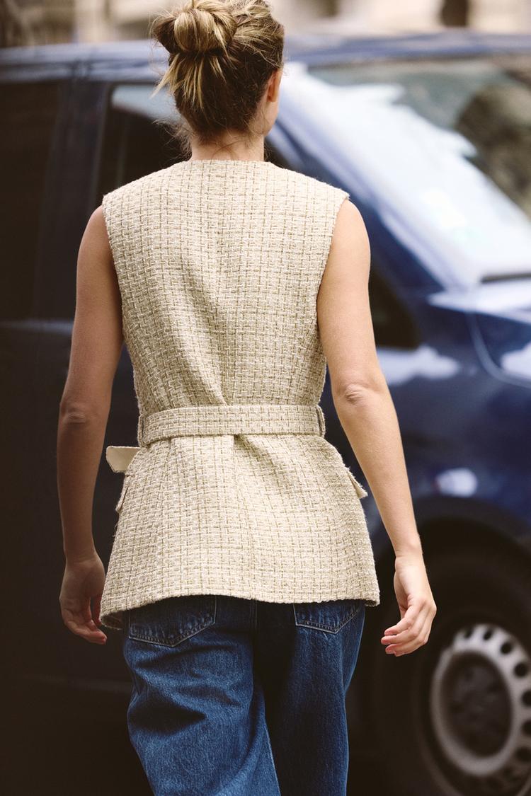 GILET SANS MANCHES TEXTURÉ AVEC CEINTURE