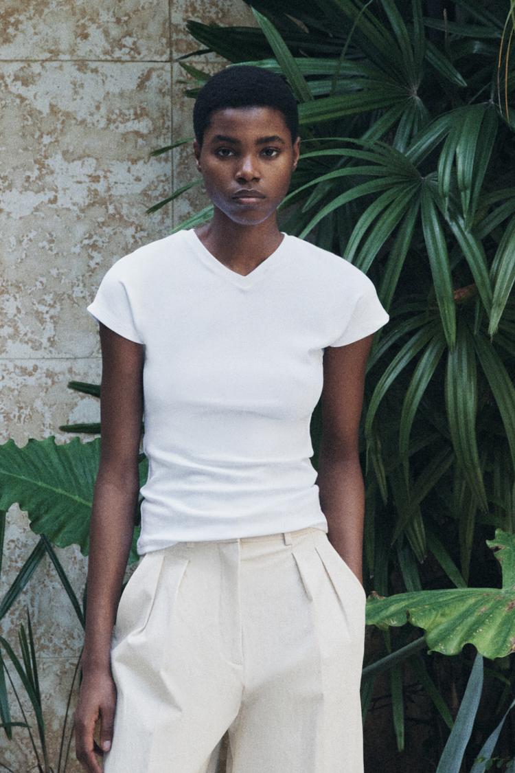 T-SHIRT DÉCOLLETÉ EN V