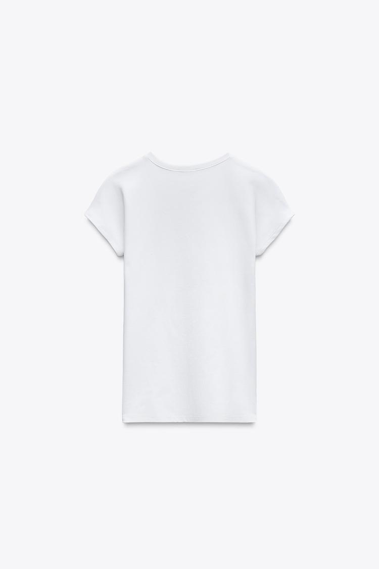 T-SHIRT DÉCOLLETÉ EN V