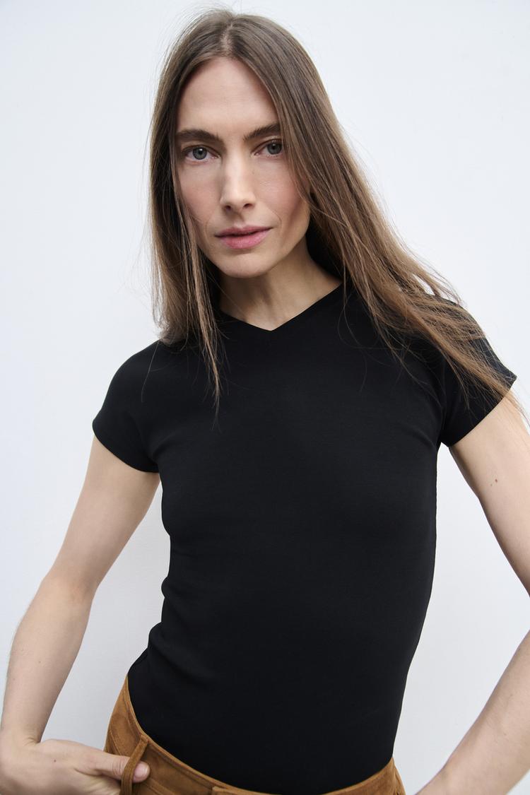 T-SHIRT DÉCOLLETÉ EN V