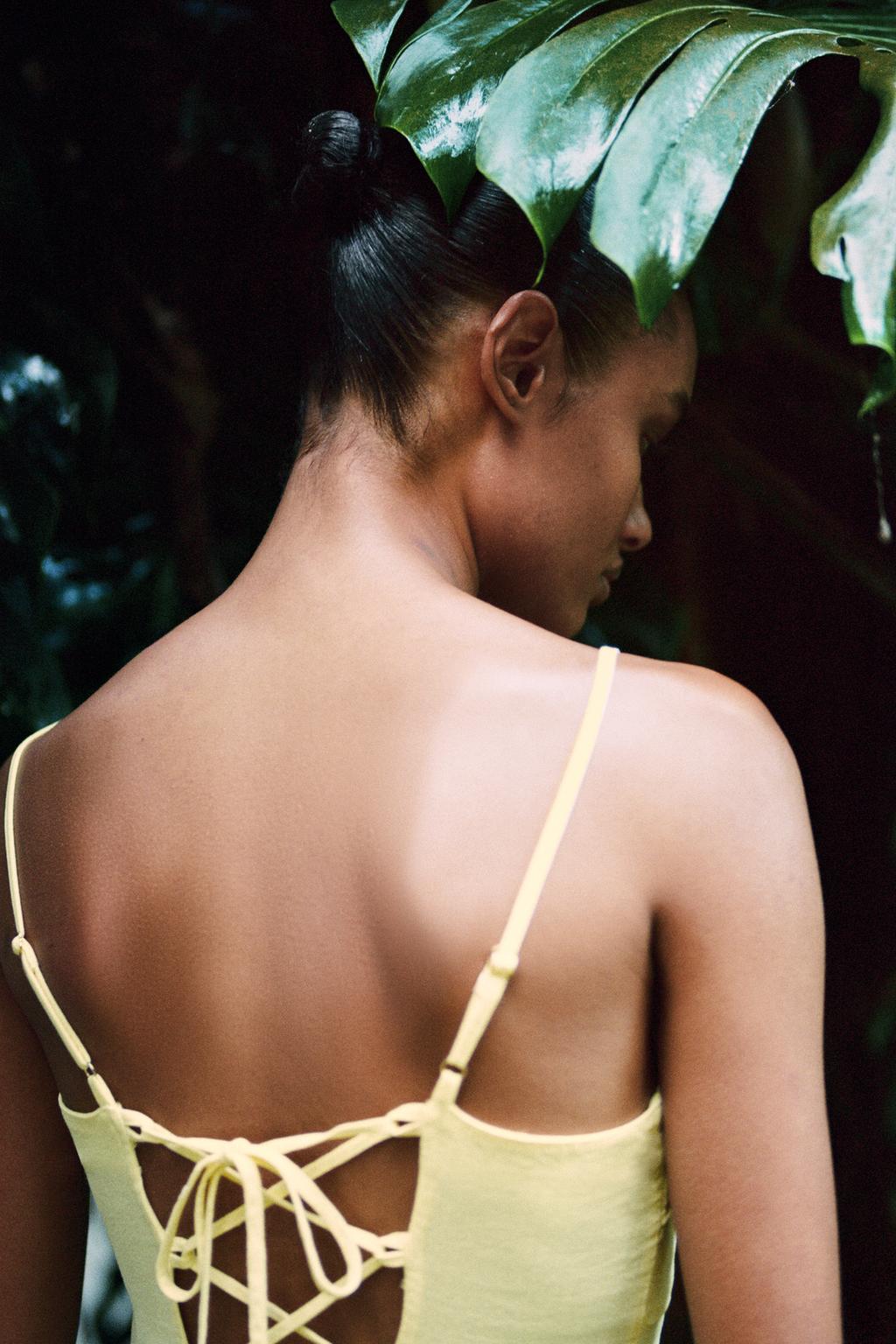 ROBE MIDI AVEC RAMIE VOLANTÉE