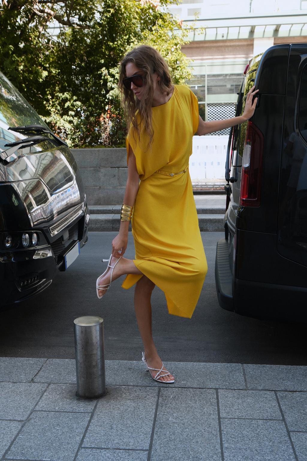 ROBE MIDI SATINÉE CEINTURE