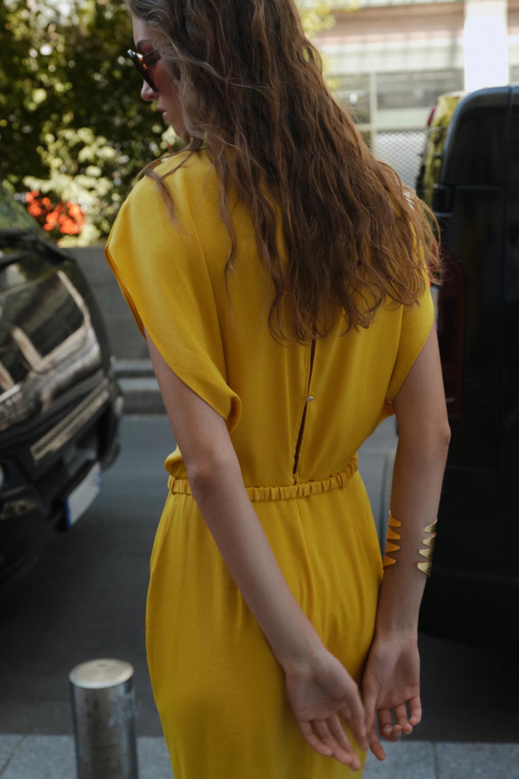 ROBE MIDI SATINÉE CEINTURE