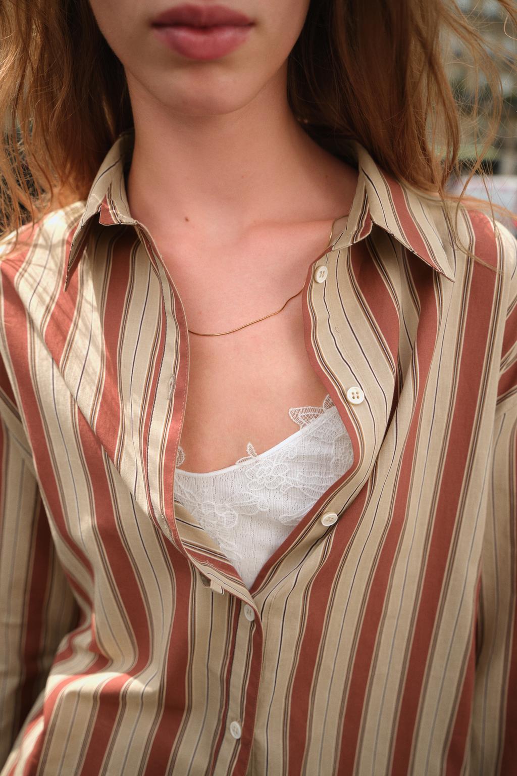 CHEMISE RAYÉE AVEC PATTE AU DOS