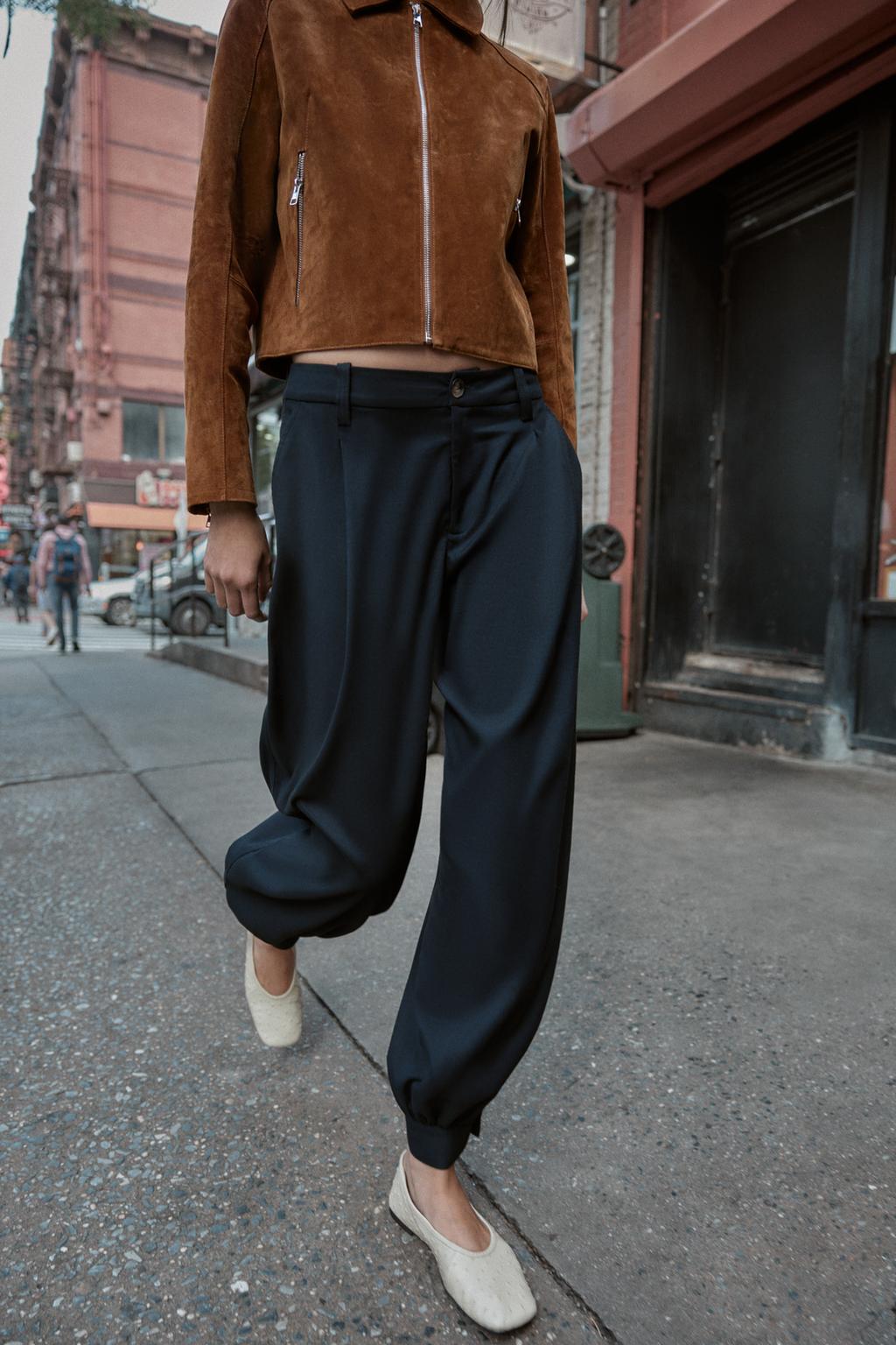 PANTALON À PINCES BAS BOUTON