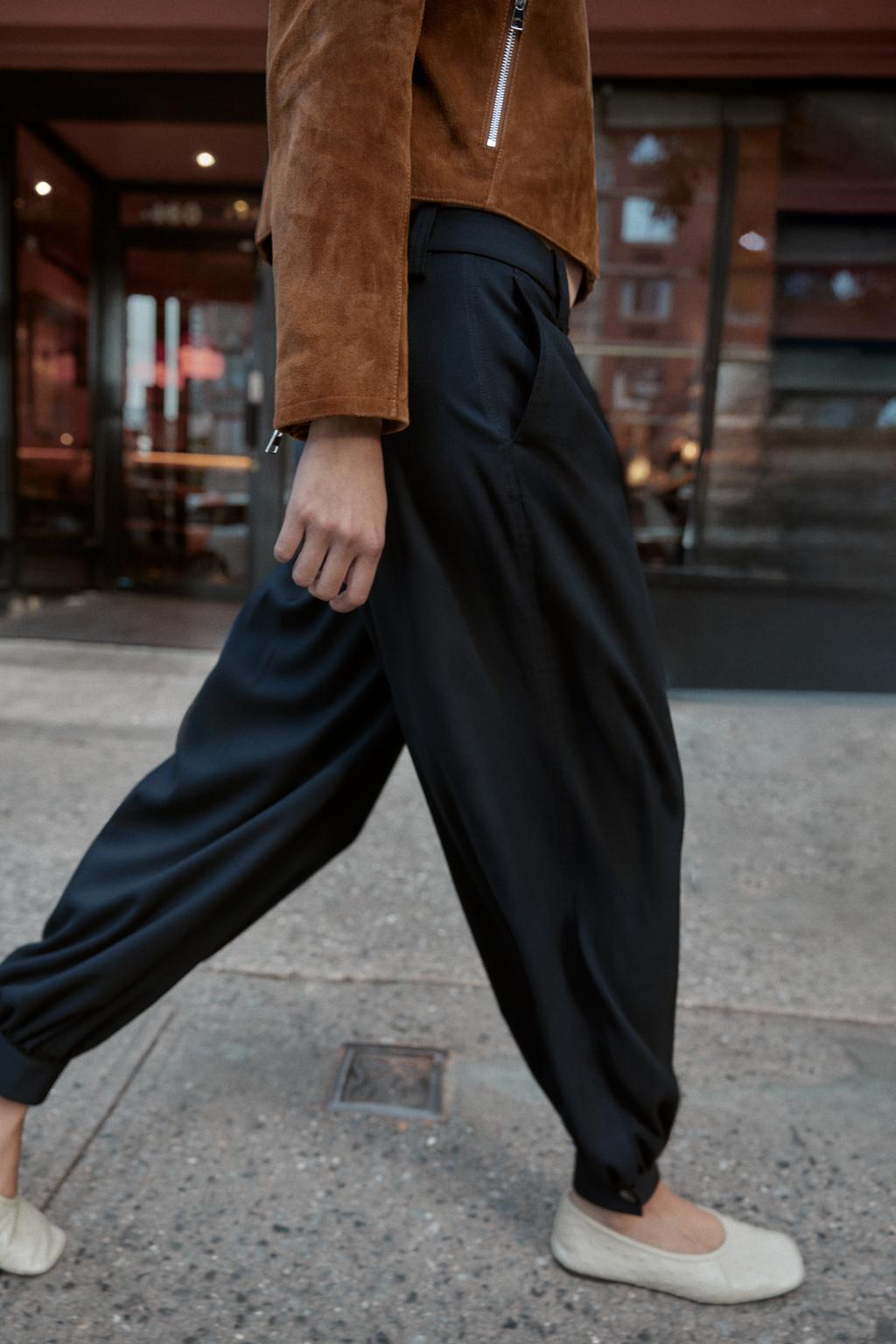 PANTALON À PINCES BAS BOUTON