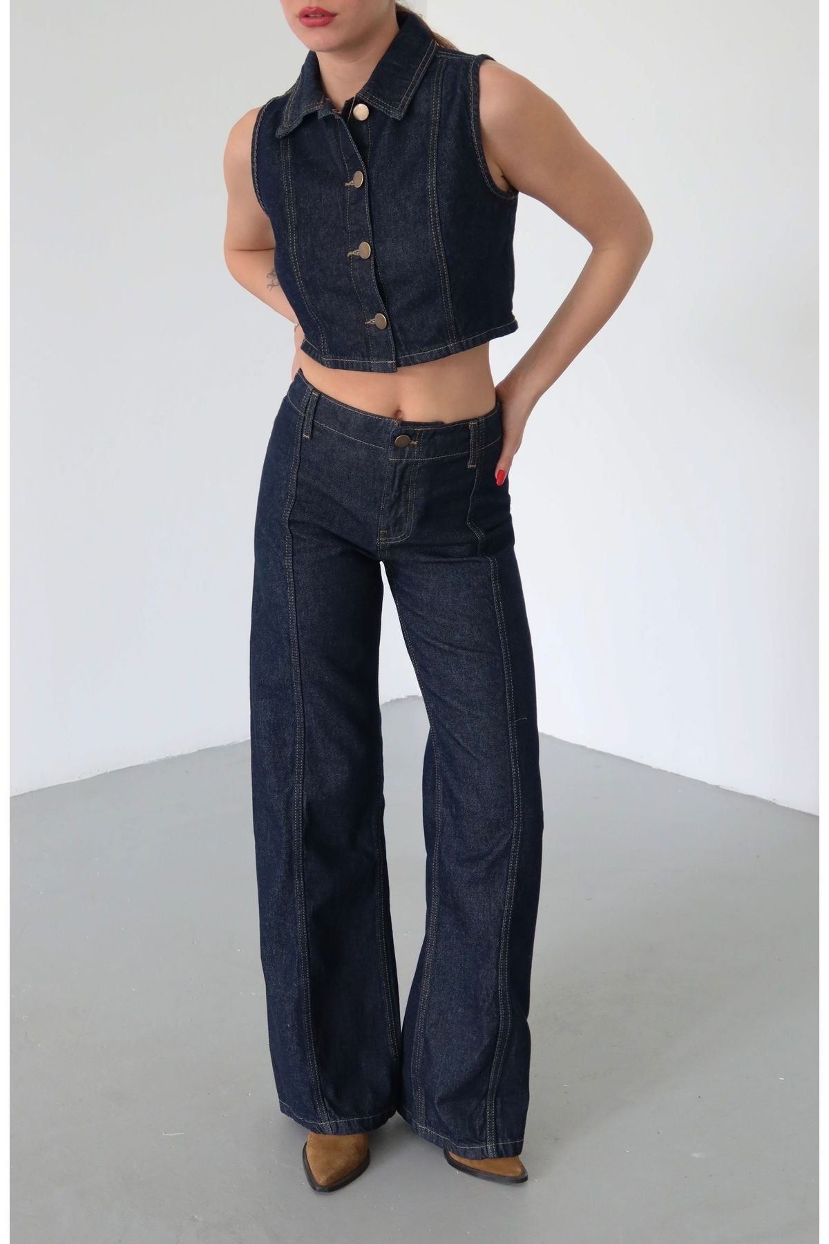 ENSEMBLE GILET SANS MANCHES Z1975 COURT EN DENIM | JEAN Z1975 BOOTCUT TAILLE HAUTE AVEC CEINTURE