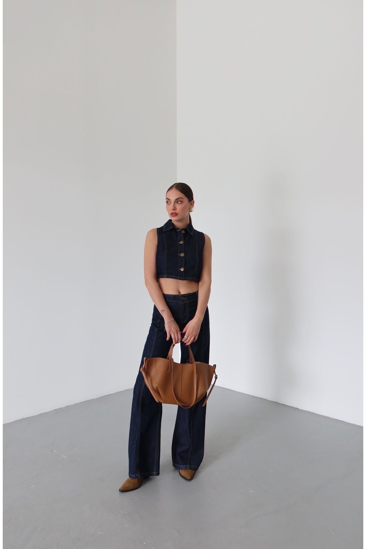 ENSEMBLE GILET SANS MANCHES Z1975 COURT EN DENIM | JEAN Z1975 BOOTCUT TAILLE HAUTE AVEC CEINTURE