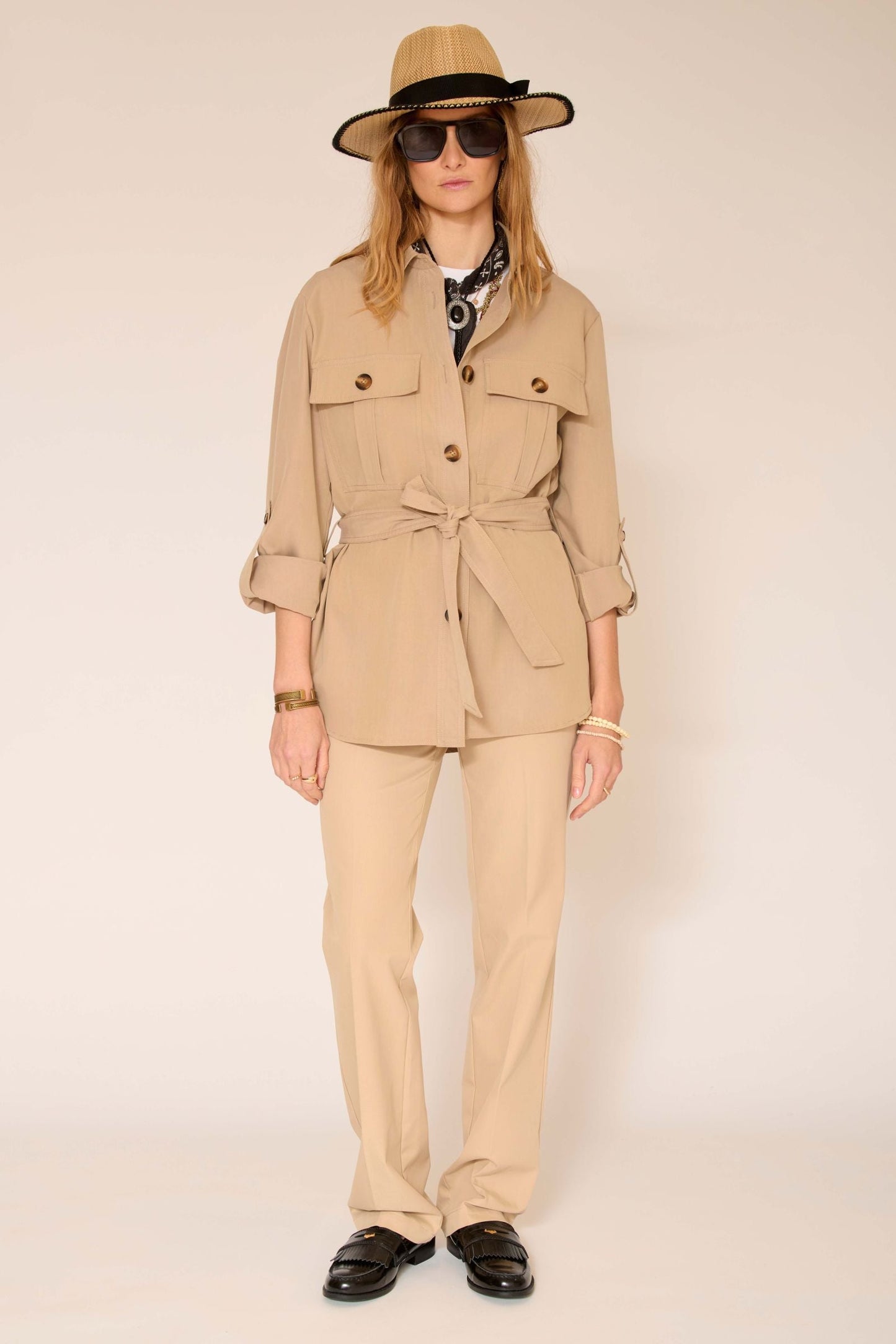 VESTE À MANCHES RETROUSSÉES AVEC CEINTURE