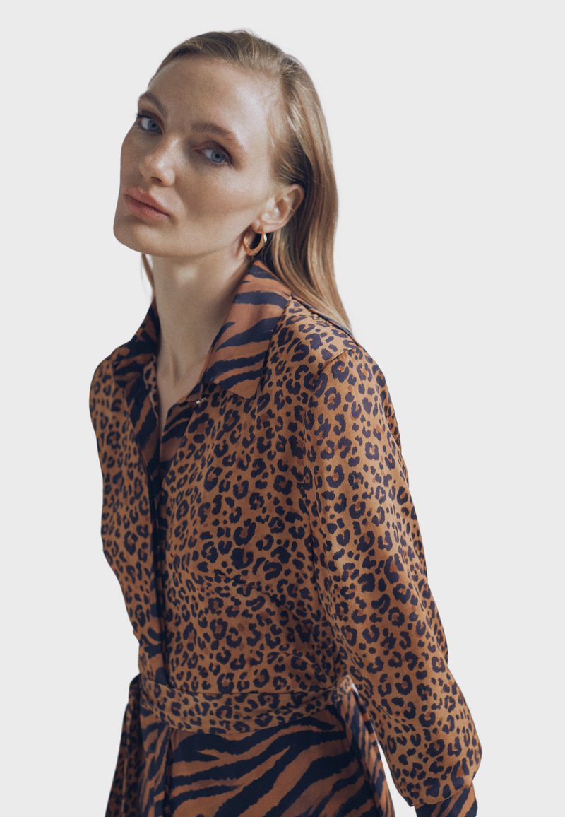 LOLA CASADEMUNT Robe Imprimée Animal Sans Ceinture