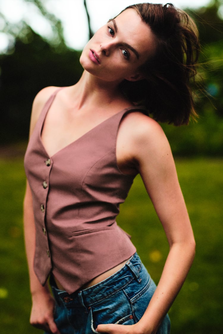GILET SANS MANCHES CINTRÉ CONTENANT DU LIN