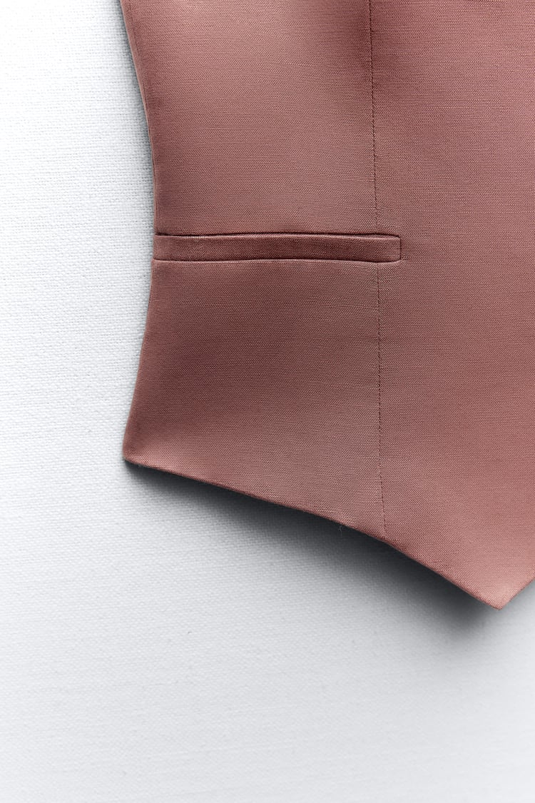 GILET SANS MANCHES CINTRÉ CONTENANT DU LIN
