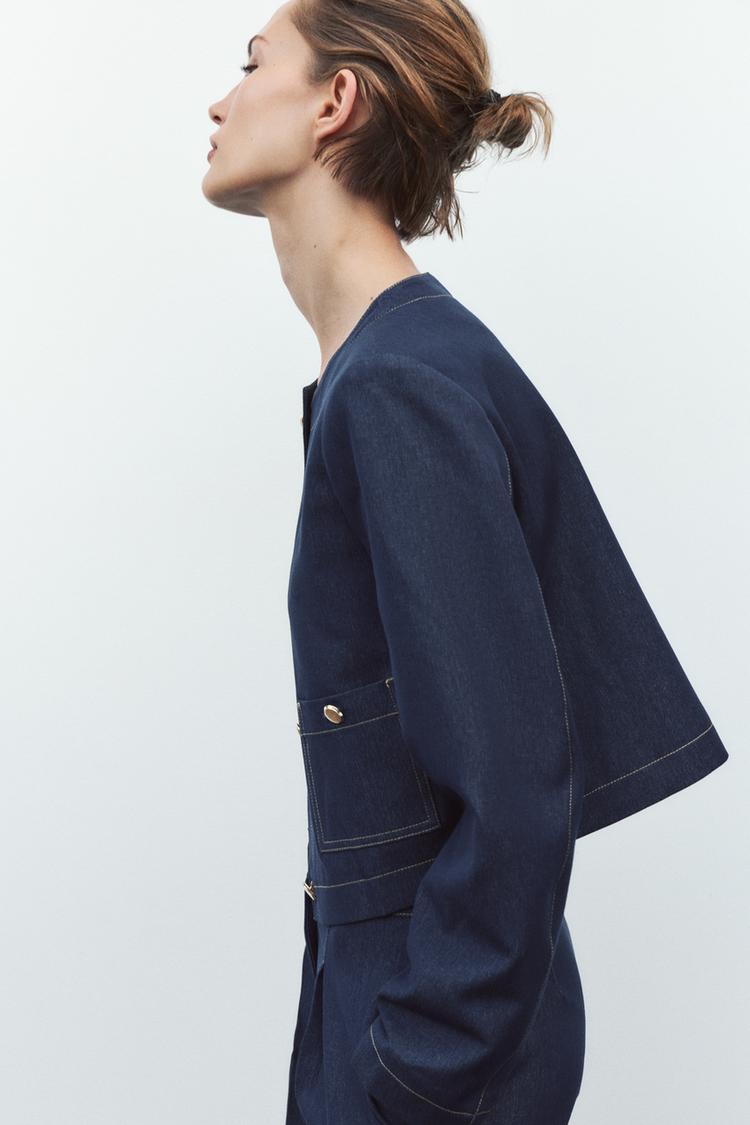 ENSEMBLE VESTE COURTE AVEC SURPIQÛRES EN CONTRASTE | PANTALON LARGE À SURPIQÛRES CONTRASTANTES