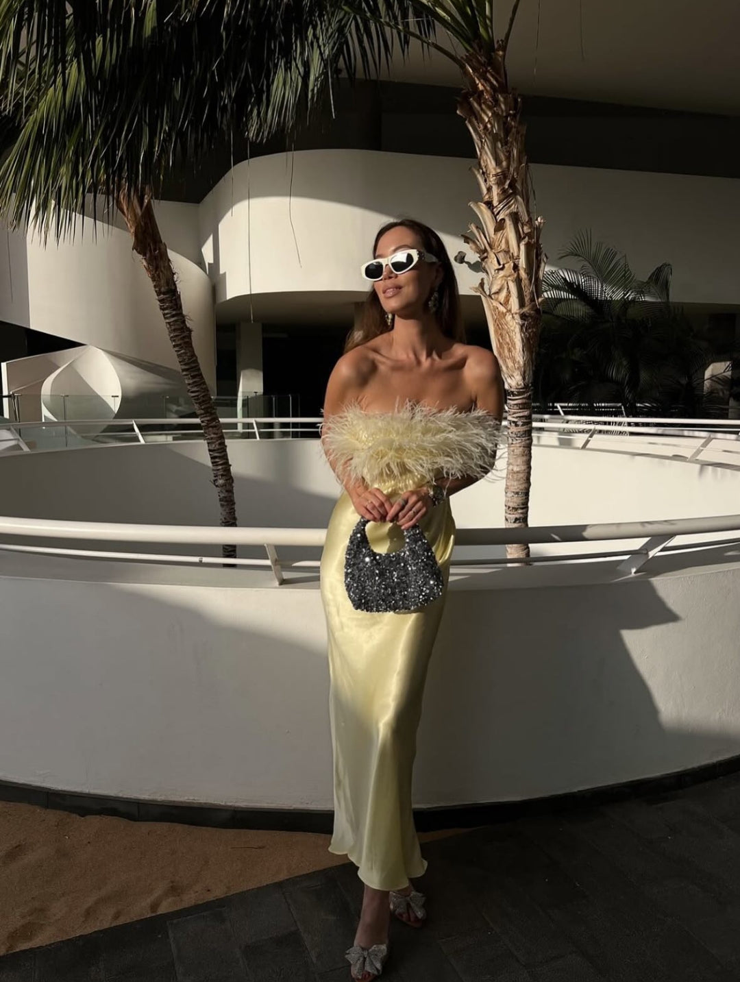 ROBE MIDI SATINÉE PLUMES