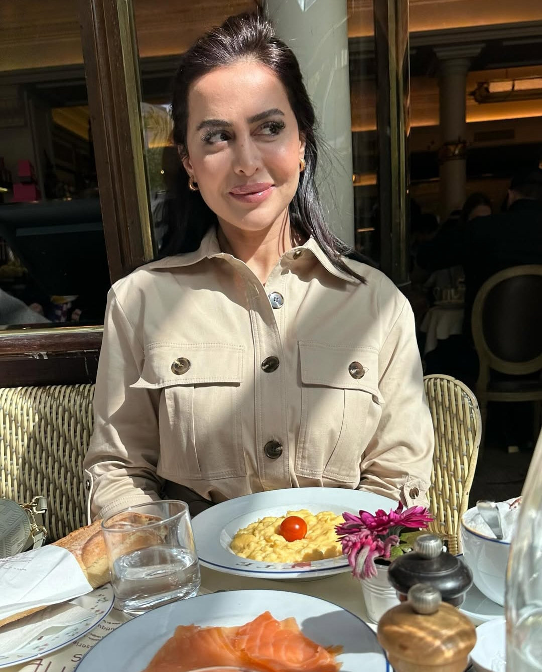 VESTE À MANCHES RETROUSSÉES AVEC CEINTURE