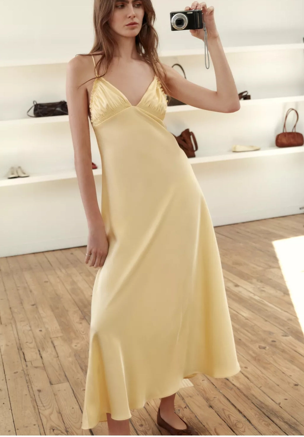 ROBE MIDI SATINÉE À PLIS