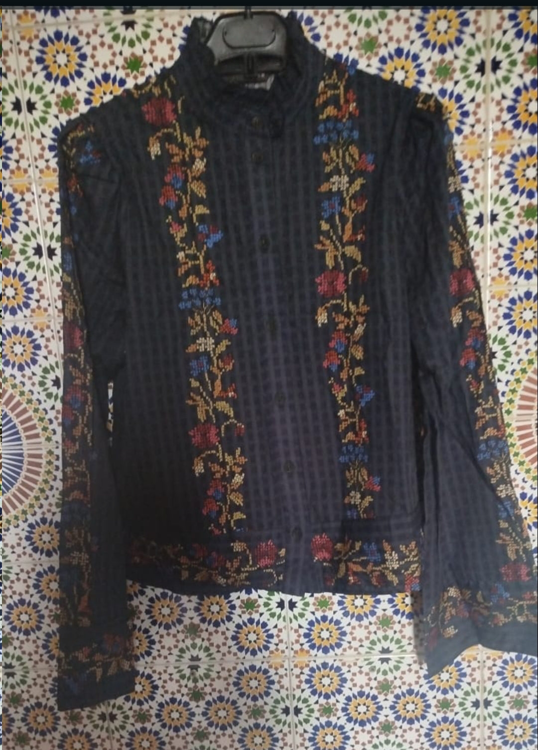 BLOUSE IMPRIMÉE À VOLANT SANS CORDONS AUX MANCHETTES
