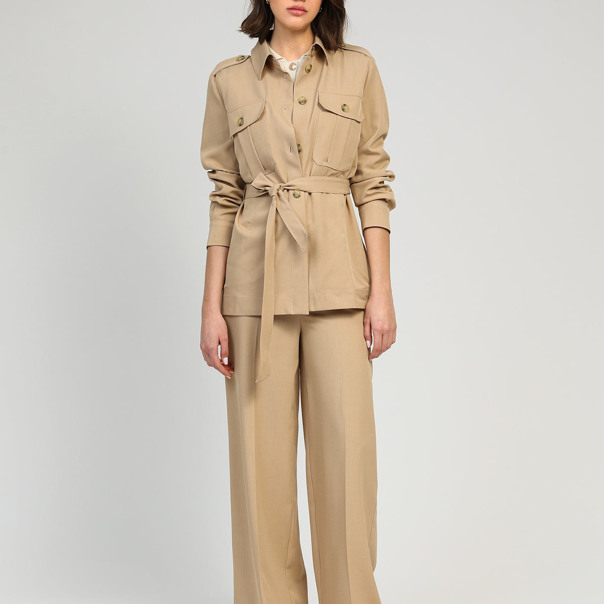 VESTE À MANCHES RETROUSSÉES AVEC CEINTURE