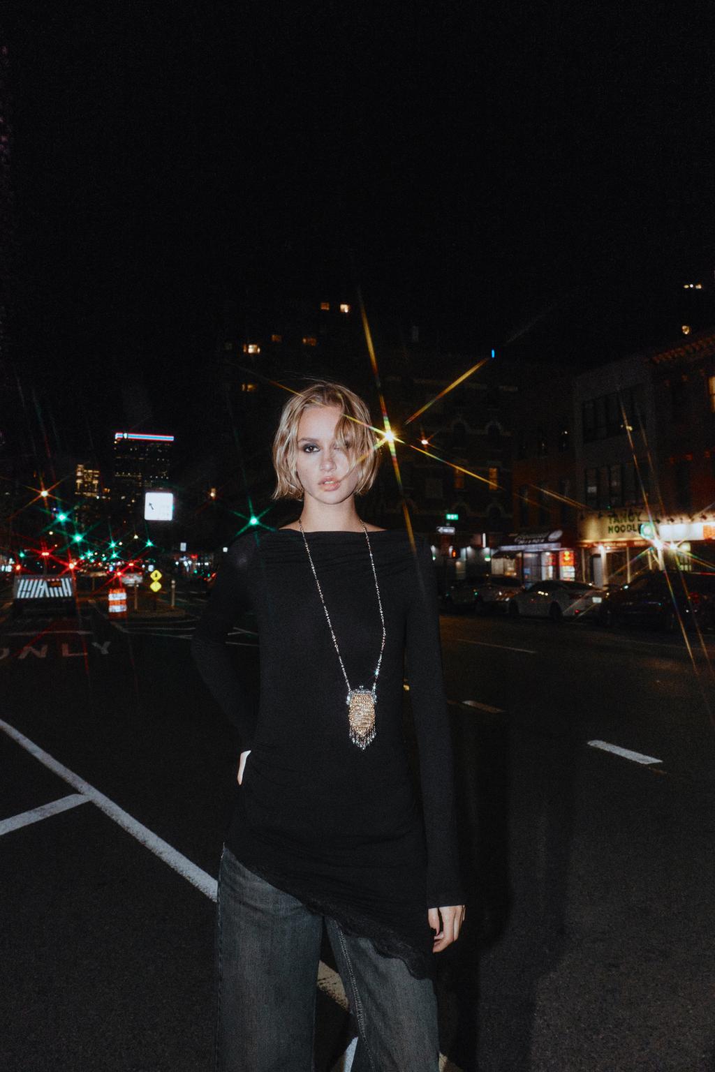 T-SHIRT À BAS ASYMÉTRIQUE EN DENTELLE