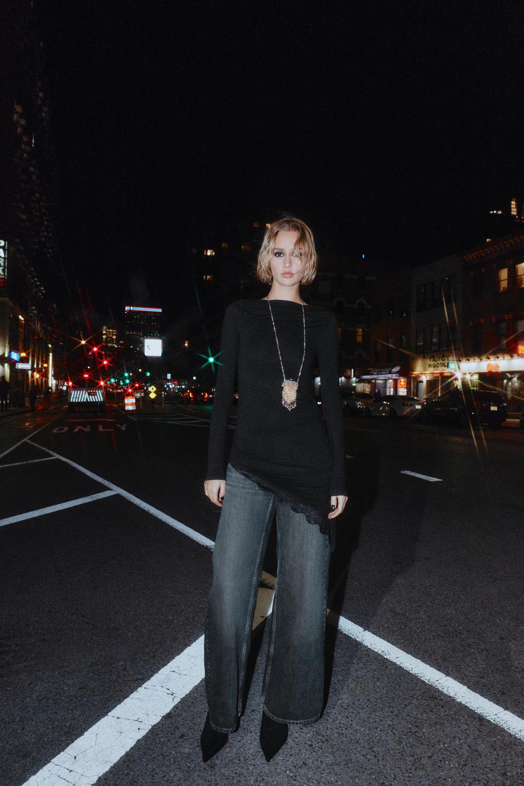 T-SHIRT À BAS ASYMÉTRIQUE EN DENTELLE