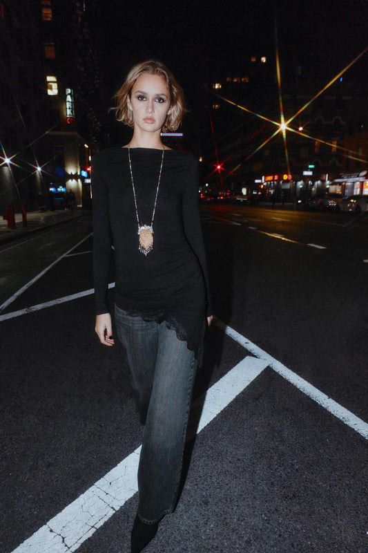 T-SHIRT À BAS ASYMÉTRIQUE EN DENTELLE