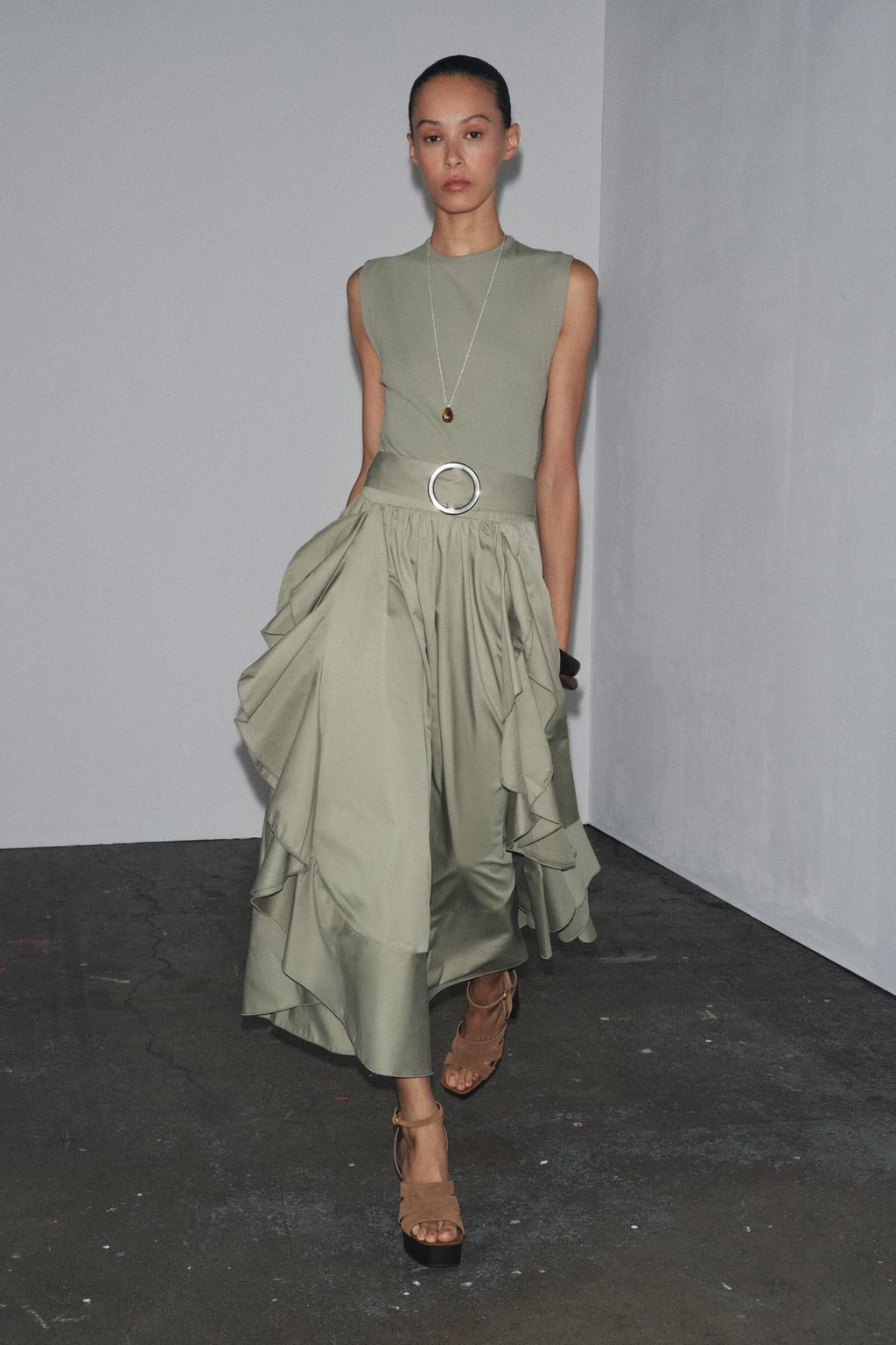 ROBE COMBINÉE AVEC CEINTURE
