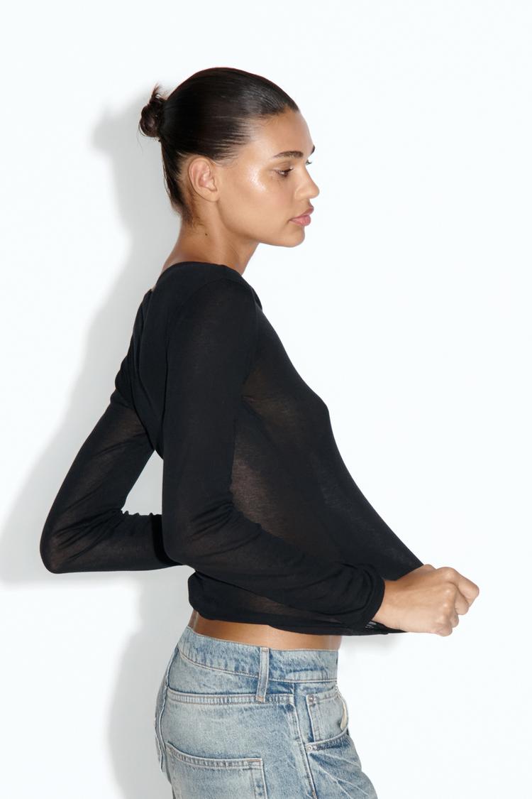 T-SHIRT SEMI-TRANSPARENT À MANCHES LONGUES