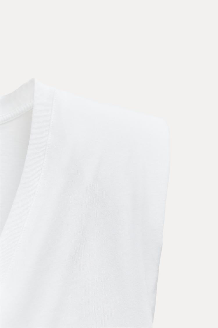 T-SHIRT AVEC ÉPAULETTES  À COL V