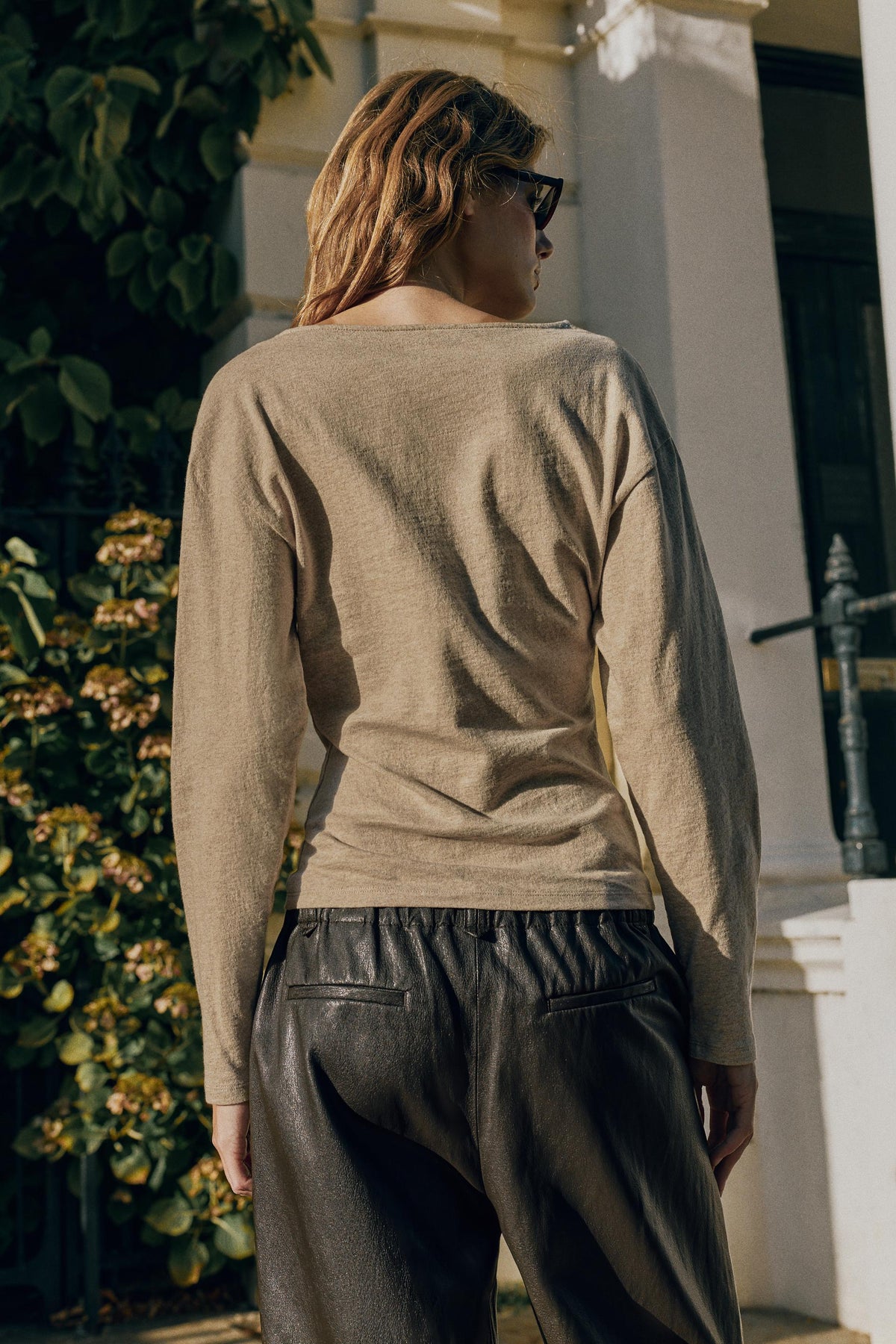 PANTALON À NERVURE MATIÈRE SYNTHÉTIQUE
