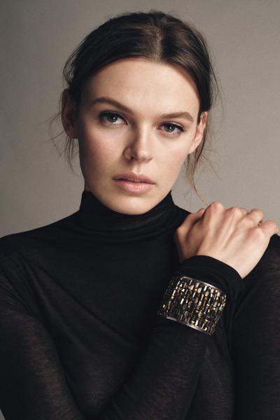 ROBE COURTE À MANCHES GLOBES