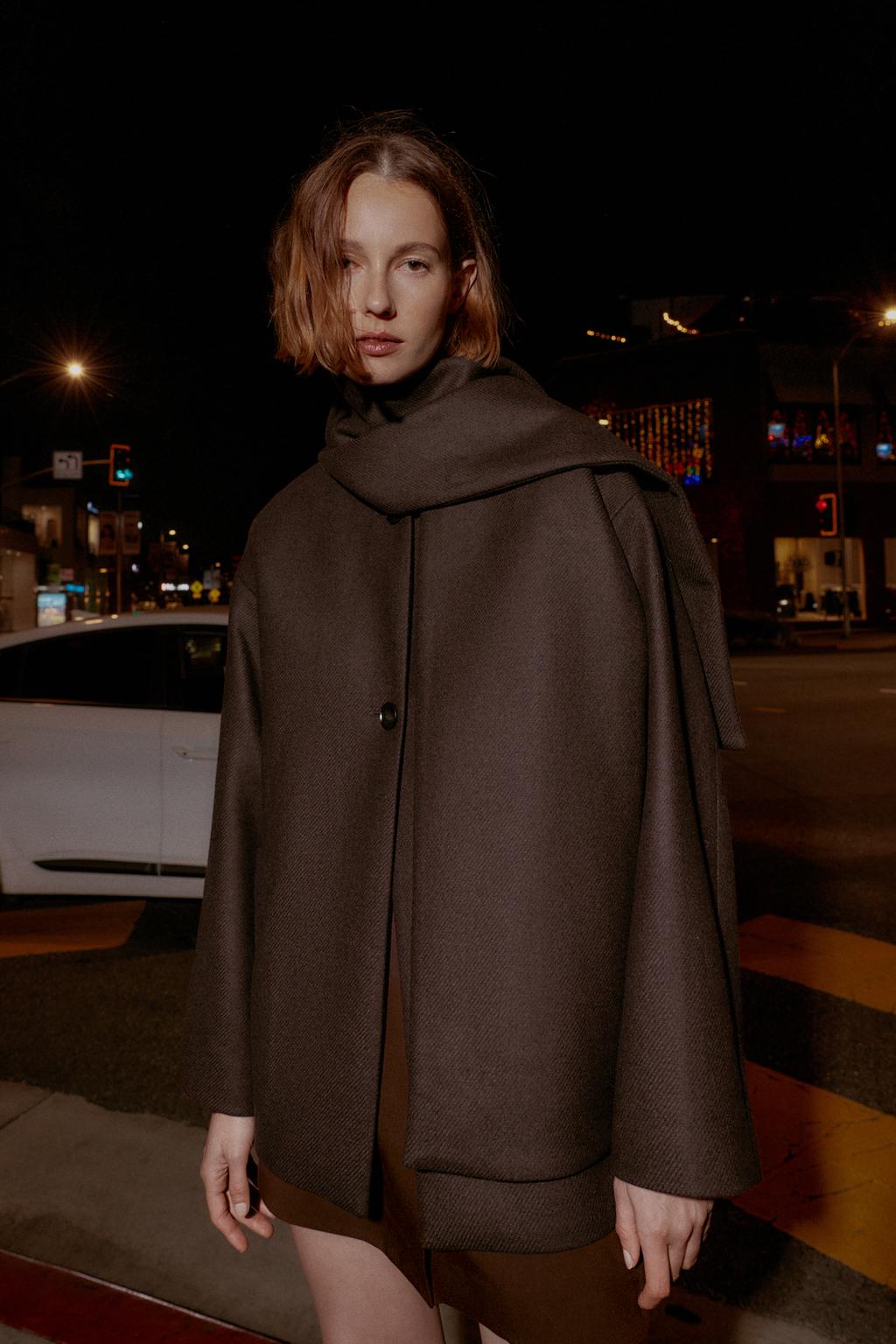 MANTEAU COURT AVEC ÉCHARPE EN LAINE