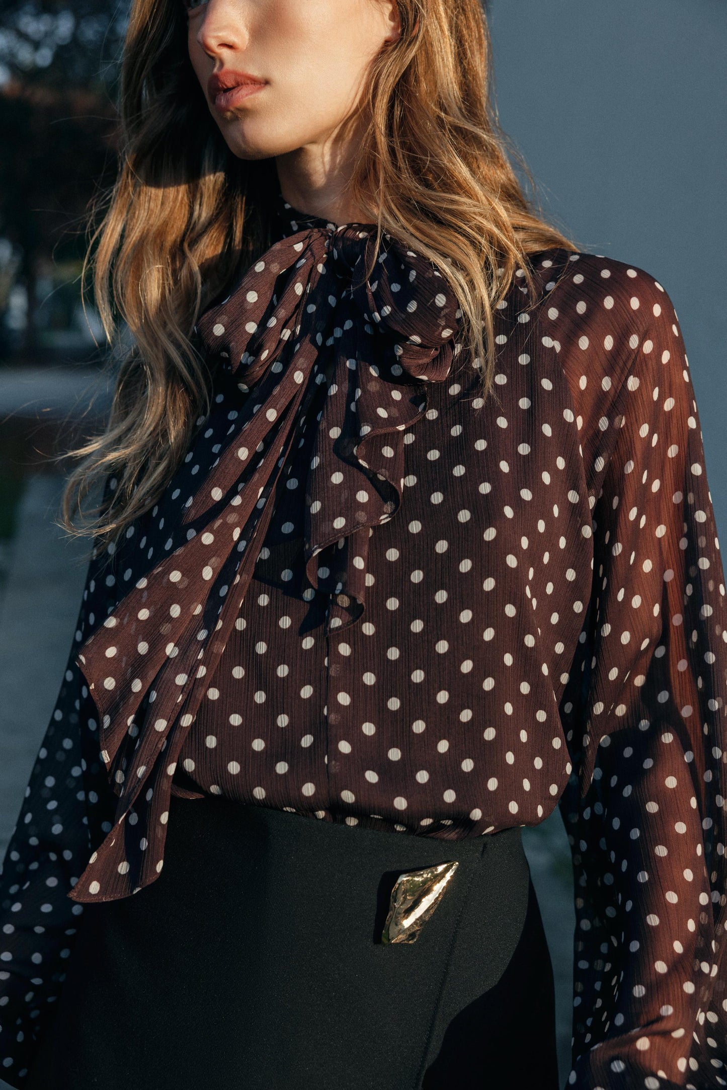 BLOUSE À POIS AVEC NŒUD