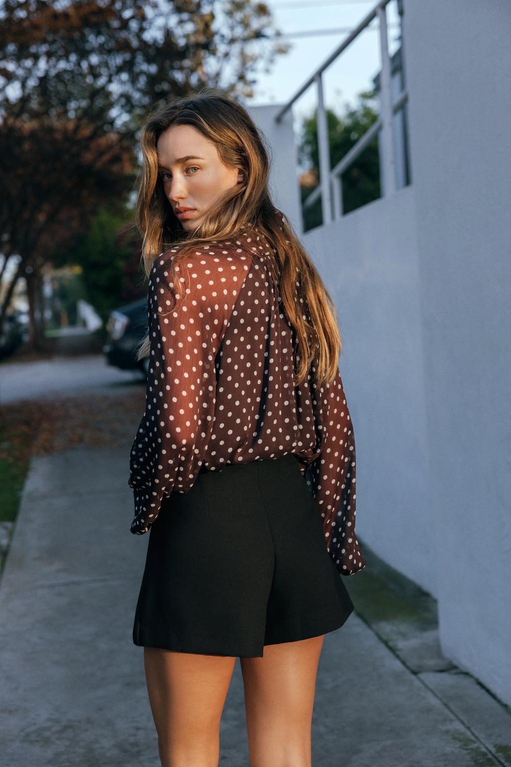 BLOUSE À POIS AVEC NŒUD