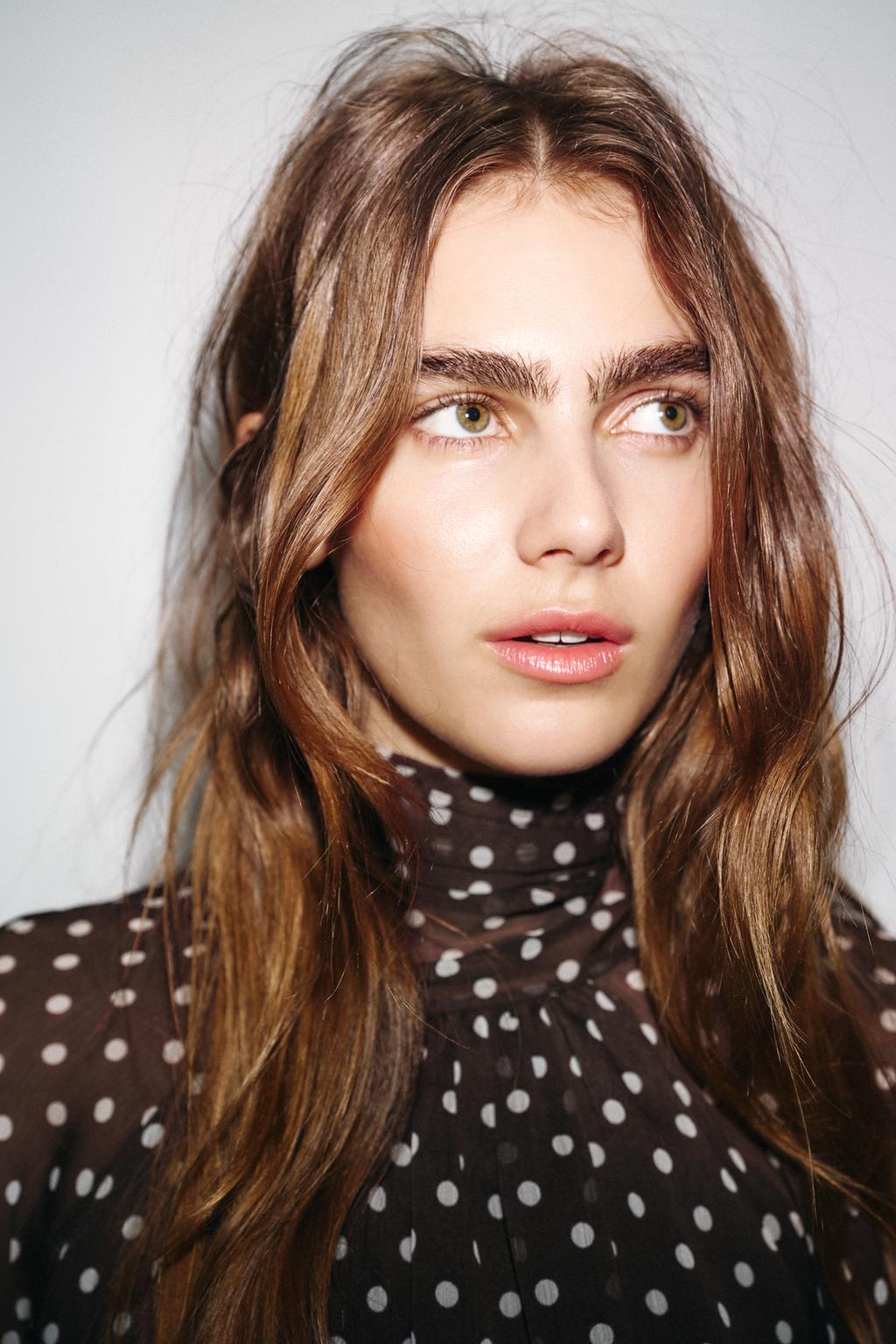 BLOUSE À POIS AVEC NŒUD