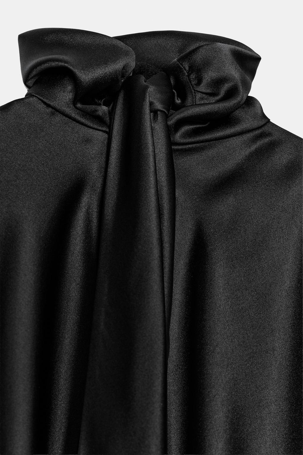 ROBE COURTE SATINÉE FOULARD