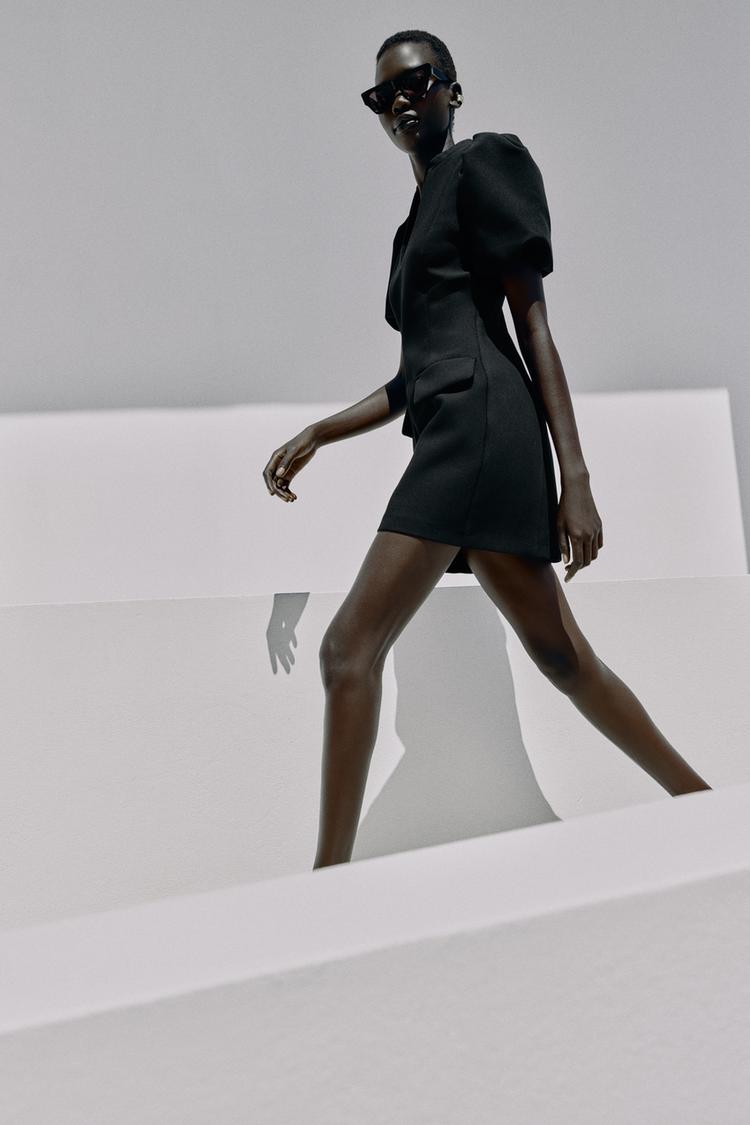 ROBE COURTE À MANCHES BOUFFANTES