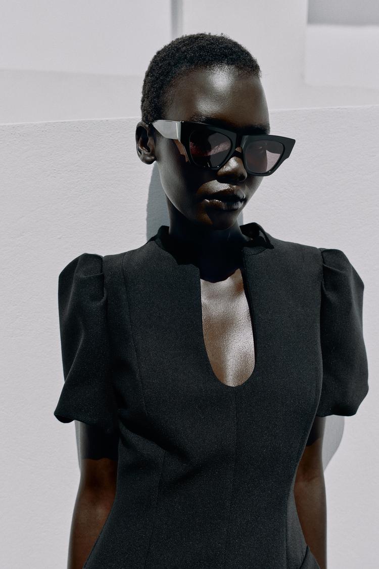 ROBE COURTE À MANCHES BOUFFANTES