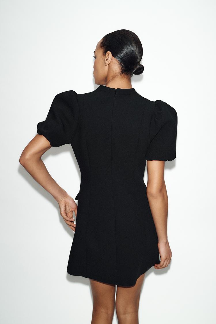 ROBE COURTE À MANCHES BOUFFANTES