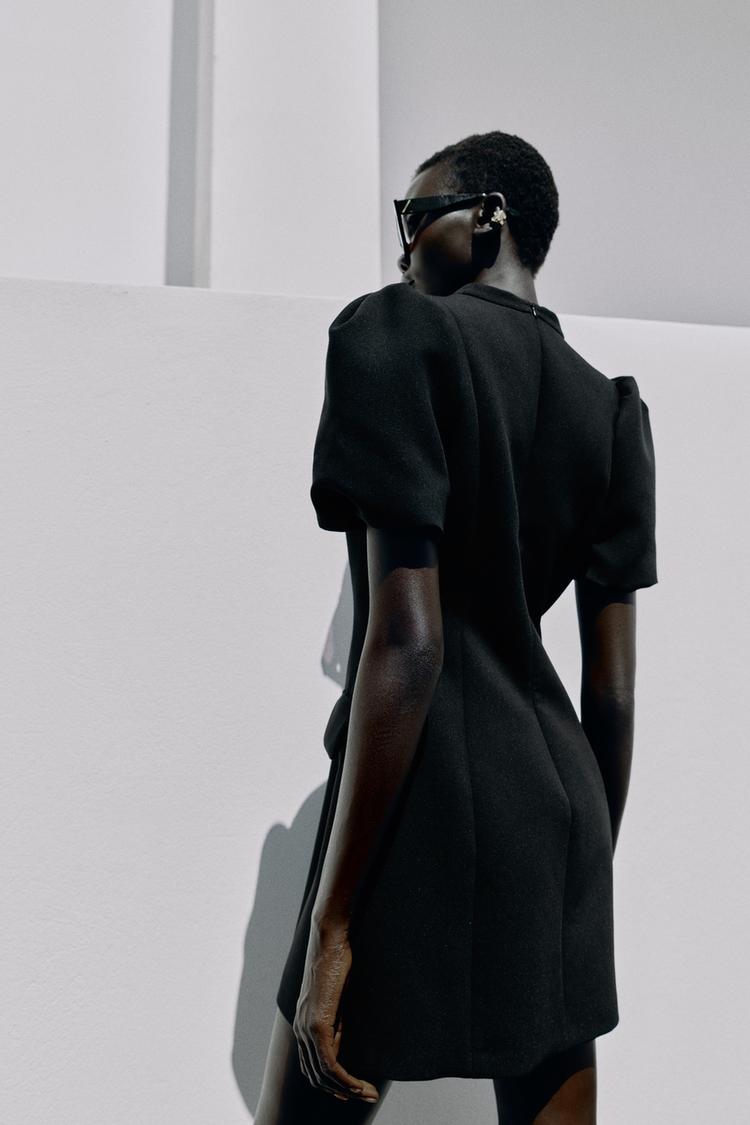 ROBE COURTE À MANCHES BOUFFANTES