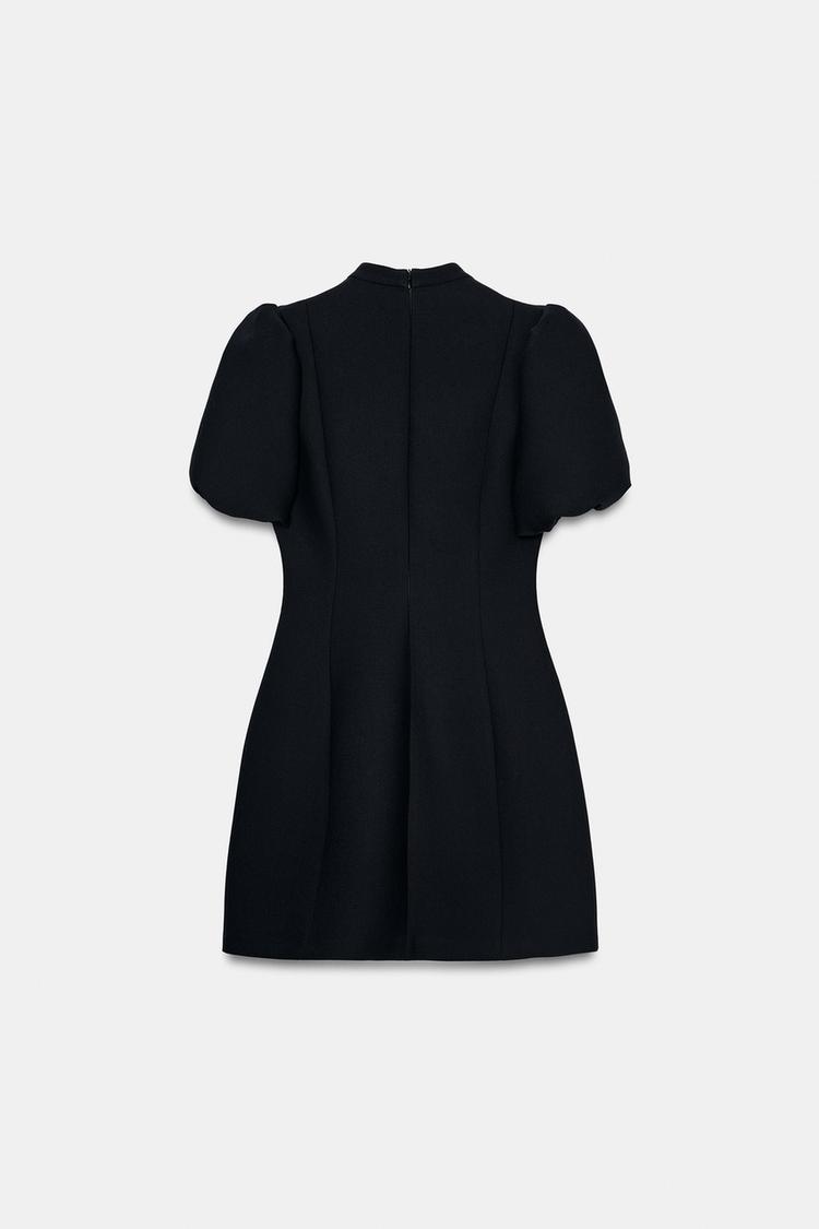 ROBE COURTE À MANCHES BOUFFANTES